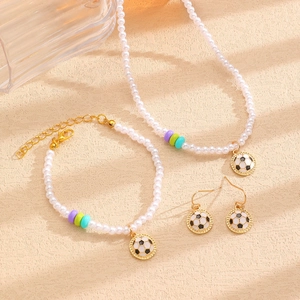 Détail de parure bijoux en perles avec perles colorées et pendentifs football