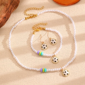 Vue détaillée du service de bijoux en perles de football avec collier et bracelet émaillés
