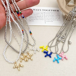 Collana chic con ciondolo a cane palloncino, perline colorate e perle finte