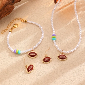 Ensemble détaillé de bijoux thème rugby avec perles, collier, bracelet et boucles d'oreilles