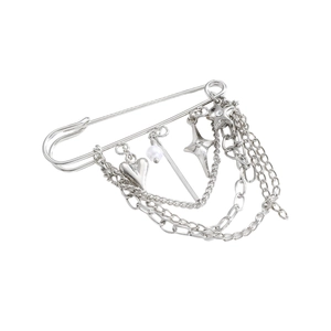 Détail de breloques cœur et étoile en argent avec chaînes à pompons sur broche épingle