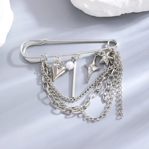 Broche épingle à nourrice argentée avec cœurs, étoiles et chaînes style punk chic