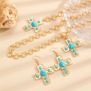 Detailaufnahme des Bohemian Gold-Kreuz-Schmucksets mit Türkissteinen und grober Kette