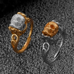 Macro-detail van gotische schedelringen in tweekleurig goud en zilver verstelbaar