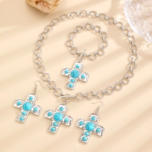 Nahaufnahme von Bohemian Silber Kreuz Schmuckset mit türkisfarbenen Steinen und Knebelverschluss