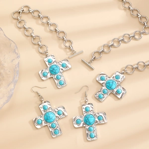 Makro-Detail des Vintage-Silber-Schmucksets mit Türkis-Steinen und einem OT-Verschluss