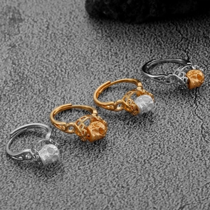 Detail van vier punk gothic schedelringen in zilver en goud met verstelbaar ontwerp
