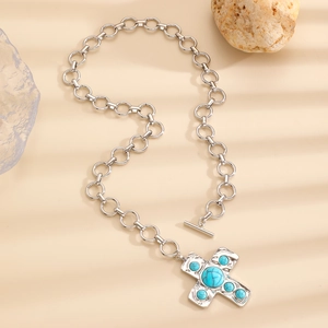Dettaglio della collana a croce bohémien in argento con pietre turchesi e chiusura T
