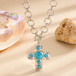 Dettaglio collana croce argento con pietre turchesi e chiusura a levetta a T