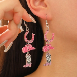 Détails de boucles d'oreilles rose avec fer à cheval, chapeau et botte de cowboy