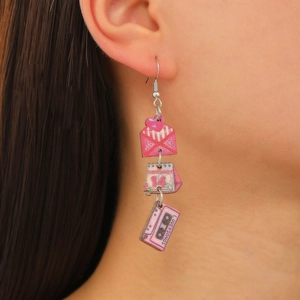 Boucles d'oreilles pendantes avec enveloppe cœur rose et cassette de chansons