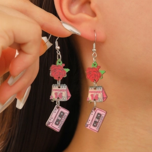 Détail de la boucle d'oreille de la Saint-Valentin avec rose, calendrier et cassette
