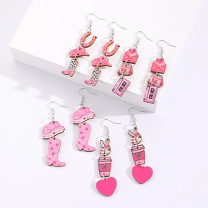 Détail de boucles d'oreilles rose de Saint Valentin avec tasses à café et motifs de cœur