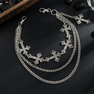 Dettaglio di una catena da vita vintage argento multistrato con cinque ciondoli a croce