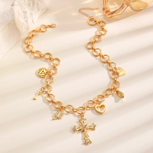 Collana a catena dorata con ciondoli a croce e cuore decorati con strass scintillanti