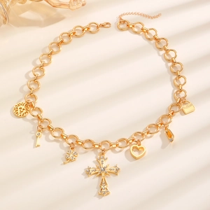 Collana dorata con ciondoli multipli a croce, cuore e quadrifoglio su catena a maglie