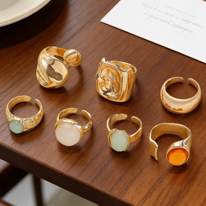 7-teiliges Set goldene Ringe mit Mondsteinen und unregelmäßigen breiten Bändern