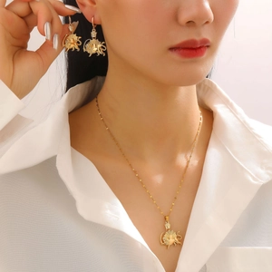 Nahaufnahme des Vintage-Löwenkopfs und Sonnenstrahl-Reliefs am goldenen Schmuck-Set