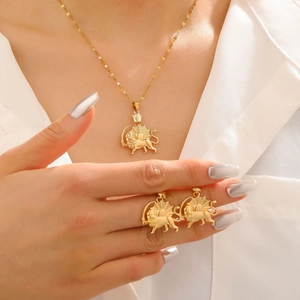 Detailansicht Model mit Vintage Gold Löwe und Sonne Schmuckset inklusive Halskette