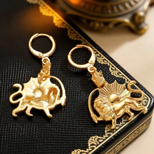 Details von Vintage-Löwen-Ohrringen in Gold auf einer schwarzen Geschenkbox