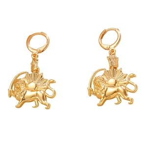 Detailansicht der goldenen Edelstahlohrringe mit Löwe- und Sonnenwappen-Verzierung