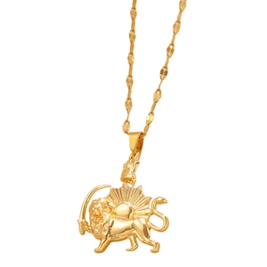 Detail von goldenem Löwen-Anhänger mit Krone und Sonne an einer Edelstahlkette im Punk-Stil