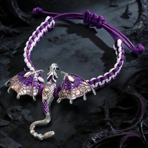 Detalle de pulsera de dragón morado tejida a mano con alas de esmalte y piedras brillantes