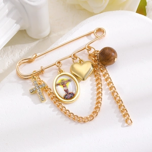 Broche vintage dorée avec croix, pendentif religieux, cœur et fines chaînes en or