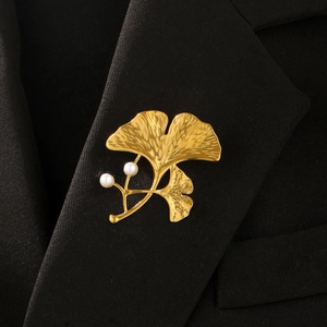 Élégante broche feuille de ginkgo dorée avec perles blanches sur revers noir