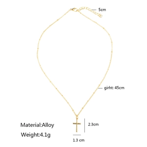 Detailansicht der goldenen Kreuz-Halskette mit Legierungskette und Größenangaben