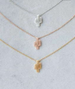 Detailansicht von Kaktus-Anhängern in Gold, Silber und Roségold an feinen Metallketten