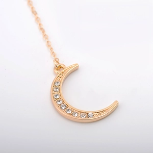 Exquisite goldene Mondsichel-Halskette mit Kristallen an einer feinen O-Kette