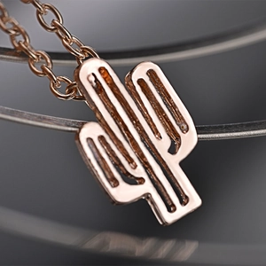Makroaufnahme der minimalistischen roségoldenen Kaktus-Halskette mit feiner Gliederkette