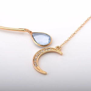 Halskette mit himmelblauem birnenförmigem Edelstein und Kristallmondanhänger in Gold