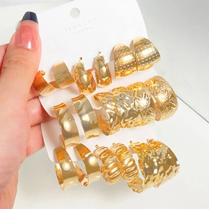 Détail du lot de boucles d'oreilles dorées avec designs texturés, martelés et lisses