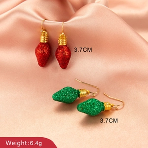 Dettaglio degli orecchini a lampadina con glitter rossi e verdi, lunghezza 3,7 cm