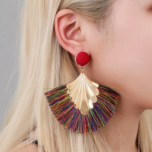 Pendientes bohemios en forma de abanico con flecos de colores y tachuelas rojas