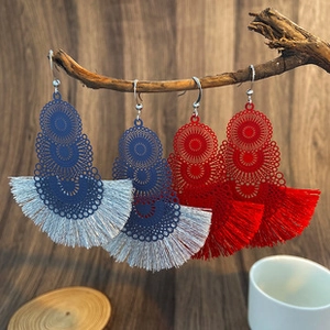 Détails de boucles d'oreilles bohèmes en éventail avec glands rouges et bleu marine