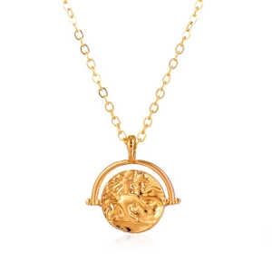 Détail du pendentif pièce dorée avec relief vintage sur une chaîne à maillons fins
