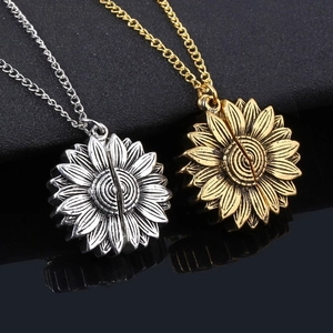 Gros plan détaillé du médaillon tournesol ouvrable avec une texture métallique vintage
