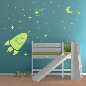 Stickers muraux espace lumineux avec fusée et lune pour déco chambre d'enfant
