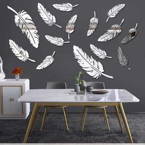 Détail macro de stickers muraux miroirs plumes 3D sur un mur gris moderne élégant