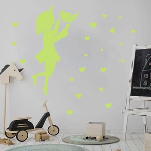 Sticker mural fluorescent silhouette de fille et cœurs pour chambre d'enfant