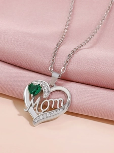 Κοντινό πλάνο μενταγιόν καρδιά Mom με πράσινο λίθο και λαμπερά λευκά διαμάντια