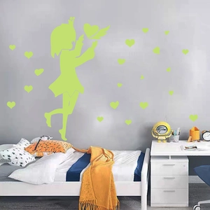 Stickers muraux fluorescents avec silhouette de fille ailée et motifs de cœurs
