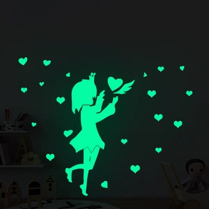 Détail des stickers muraux lumineux cœur et fille brillant en vert dans une chambre sombre
