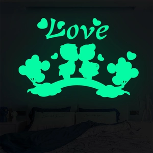 Sticker mural lumineux affichant les lettres Love et une silhouette de couple amoureux
