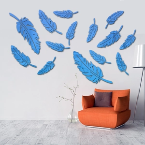 Détail de stickers muraux 3D plumes bleues avec effet miroir sur un mur d'intérieur