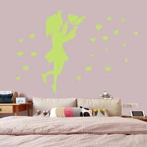 Autocollant mural lumineux montrant la silhouette d'une fille avec des cœurs verts