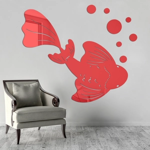 Dettaglio di adesivi murali specchiati a forma di carpa koi rossa con bolle decorative